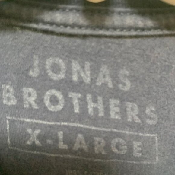 JONAS BROTHERS  BAND TOUR WOMENS TEE - Picture 3 of 4